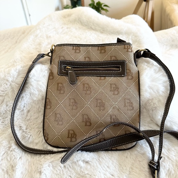 Dooney & Bourke Handbags - DOONEY & BOURKE CROSSBODY. Vintage.